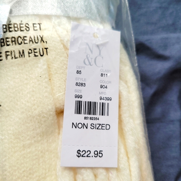 Nordstrom Rack Hat & Gloves Set - Picture 2 of 5